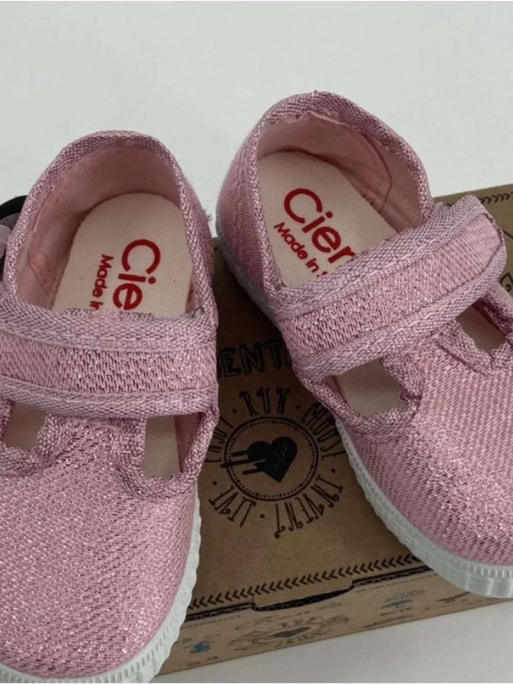 Cienta Sparkly Mary Jane Shoes